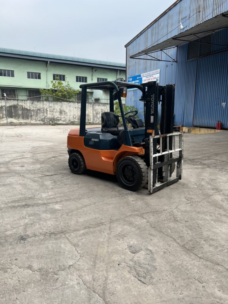 Xe nâng 3 tấn số sàn