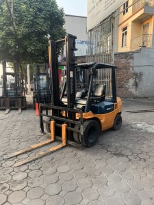 Xe nâng 2,5 tấn số sàn