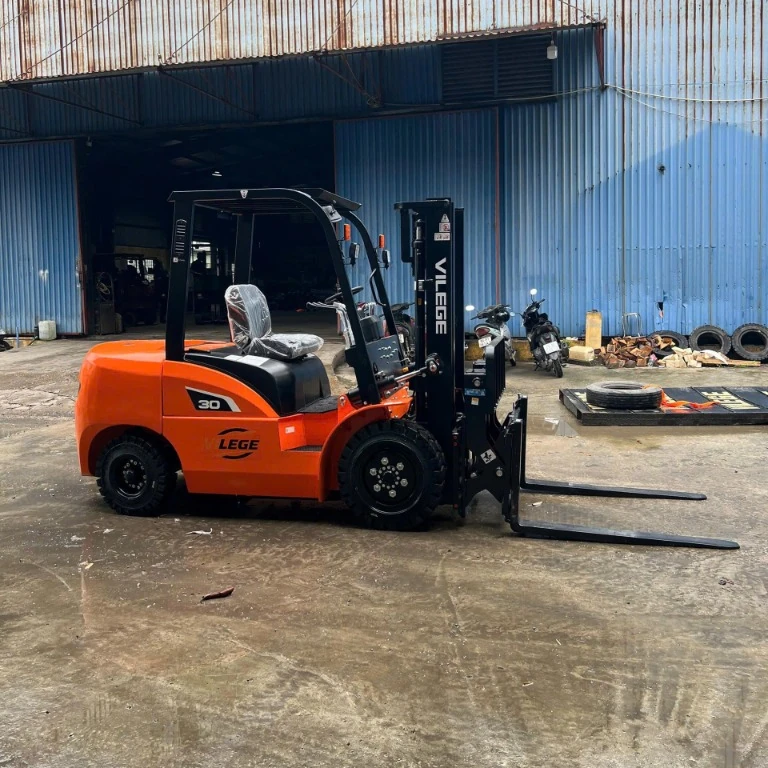 Xe Nâng Dầu Diesel VILEGE 3.0 Tấn nhìn ngang thân xe